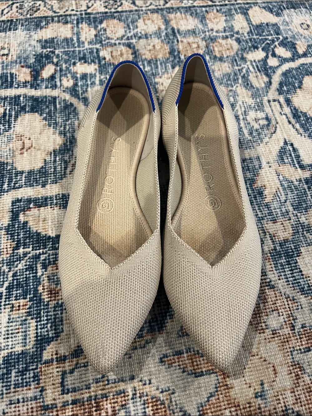 Rothy’s Women's Pointed-Toe Knit Flats in Beige with Blue Heel Trim size 7.5